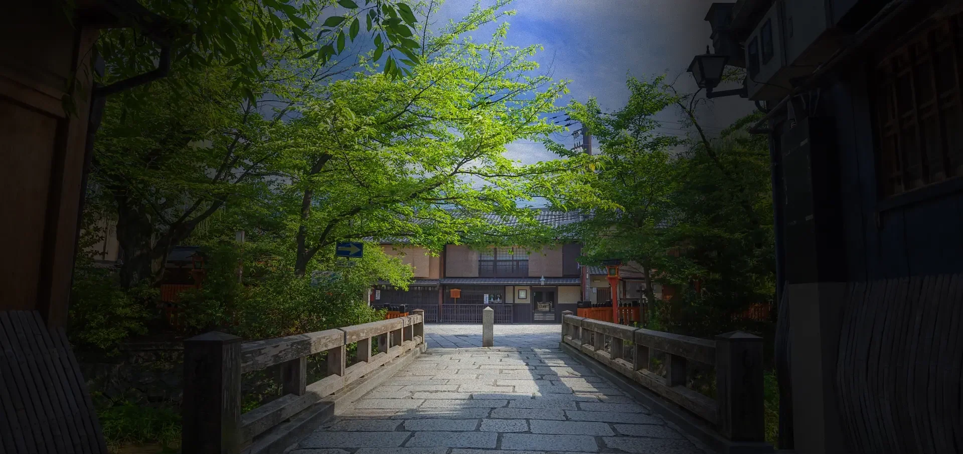 写真：京都東山・白川の新緑に彩られた石畳の橋と伝統的な京町家