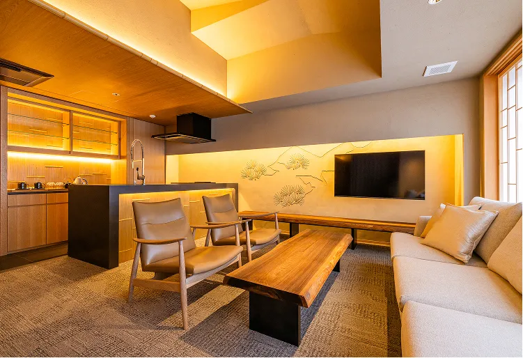 写真：ソファやベッドが配置された広々とした客室内