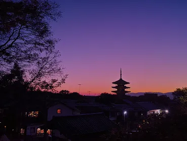 写真：夕暮れの京都の風景